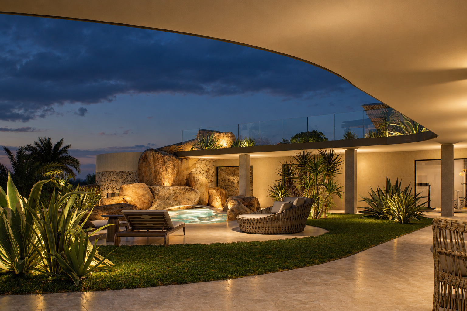 Villa Eden Rock — Il porticato curvo e il giardino illuminato